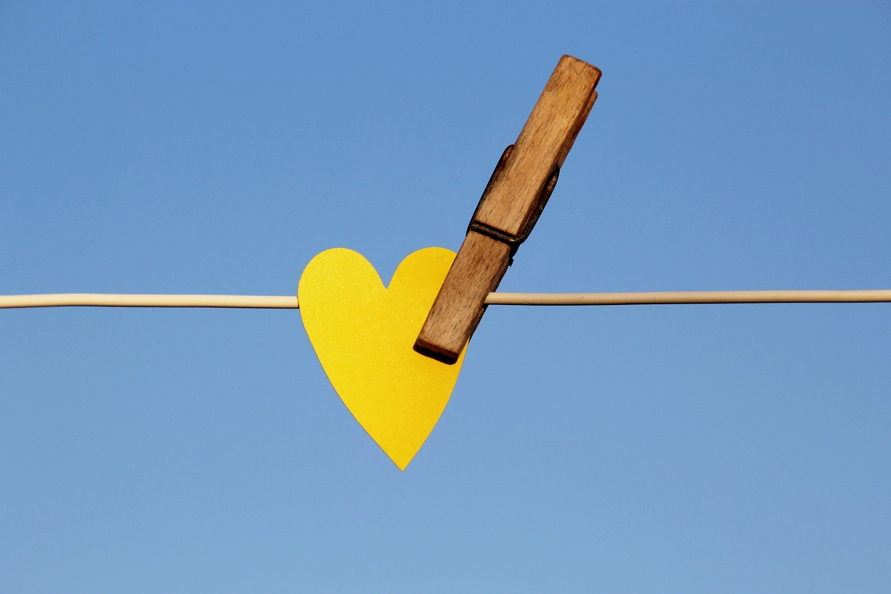 heart, clothespins, clothes line-4030313.jpg